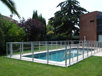 Vallado de protecci�n en piscina con metacrilato